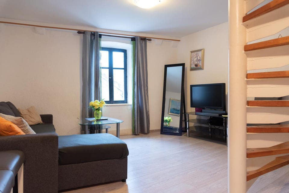 TV and multimedia, Living room, Seating area, Evening entertainment