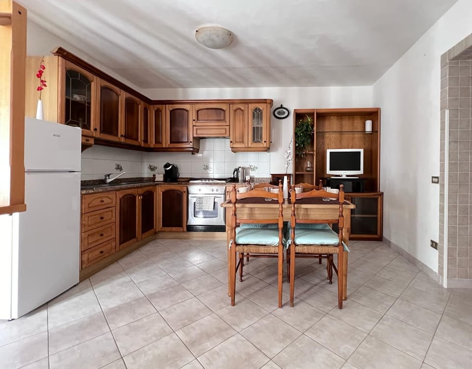 TV and multimedia, Coffee/tea facilities, Kitchen or kitchenette, Seating area, Dining area, pet friendly, stove, kitchen