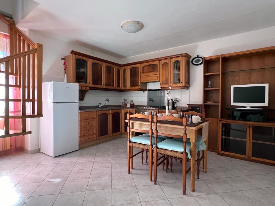 TV and multimedia, Coffee/tea facilities, Kitchen or kitchenette, Dining area, pet friendly, stove, kitchen