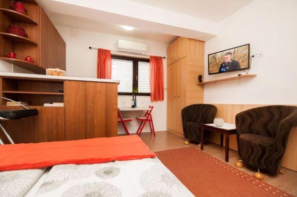 Centar 1 Private Room with Ensuite and Kitchenette Apartment in Split
