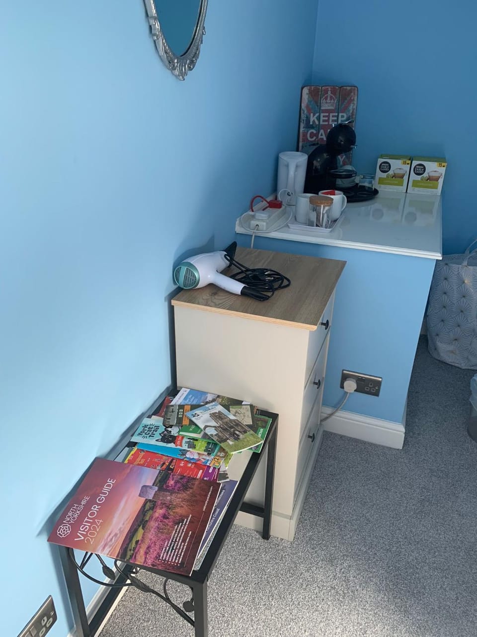 Coffee/tea facilities, Bedroom, hair dryier