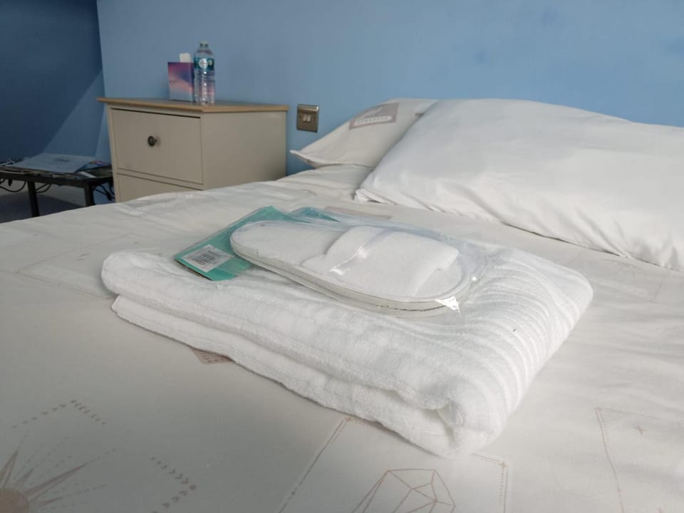 Bed, towels