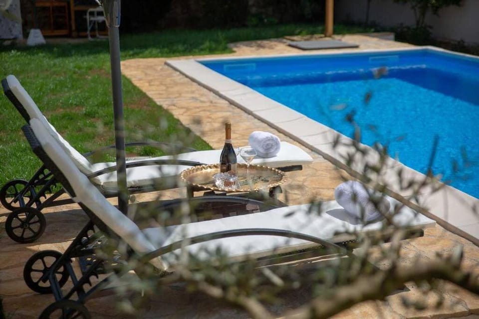 Pool view, Swimming pool, sunbed