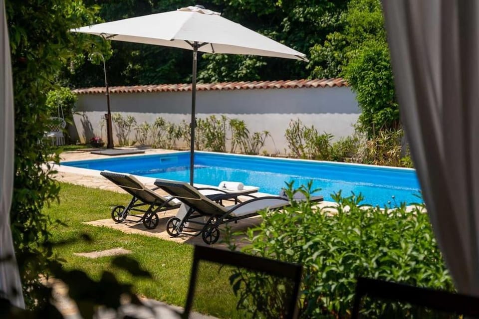 Spring, Day, Swimming pool, sunbed