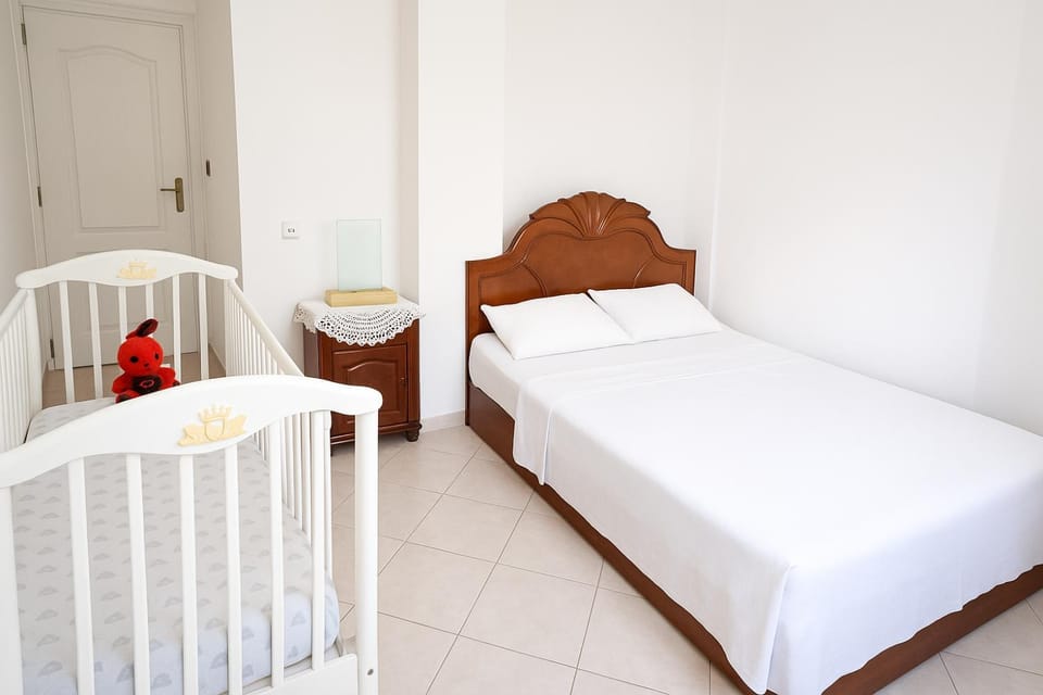 Photo of the whole room, Bedroom, cot