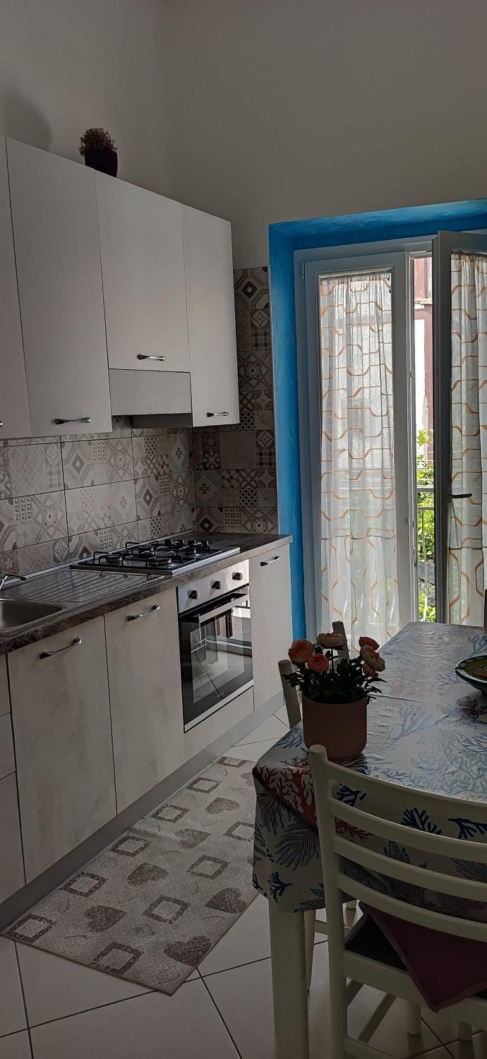 Kitchen or kitchenette, Dining area, stove