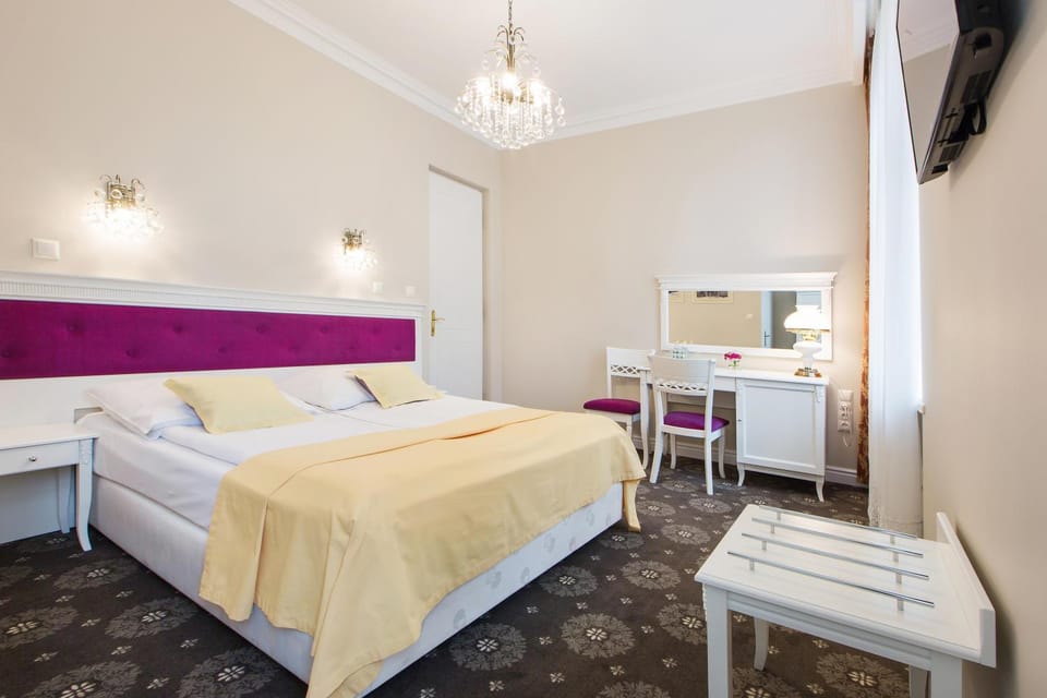 Bed, TV and multimedia, Photo of the whole room, Bedroom