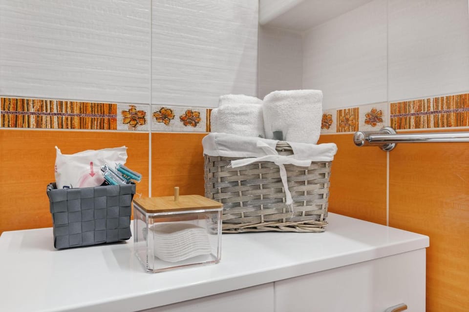 Bathroom, towels