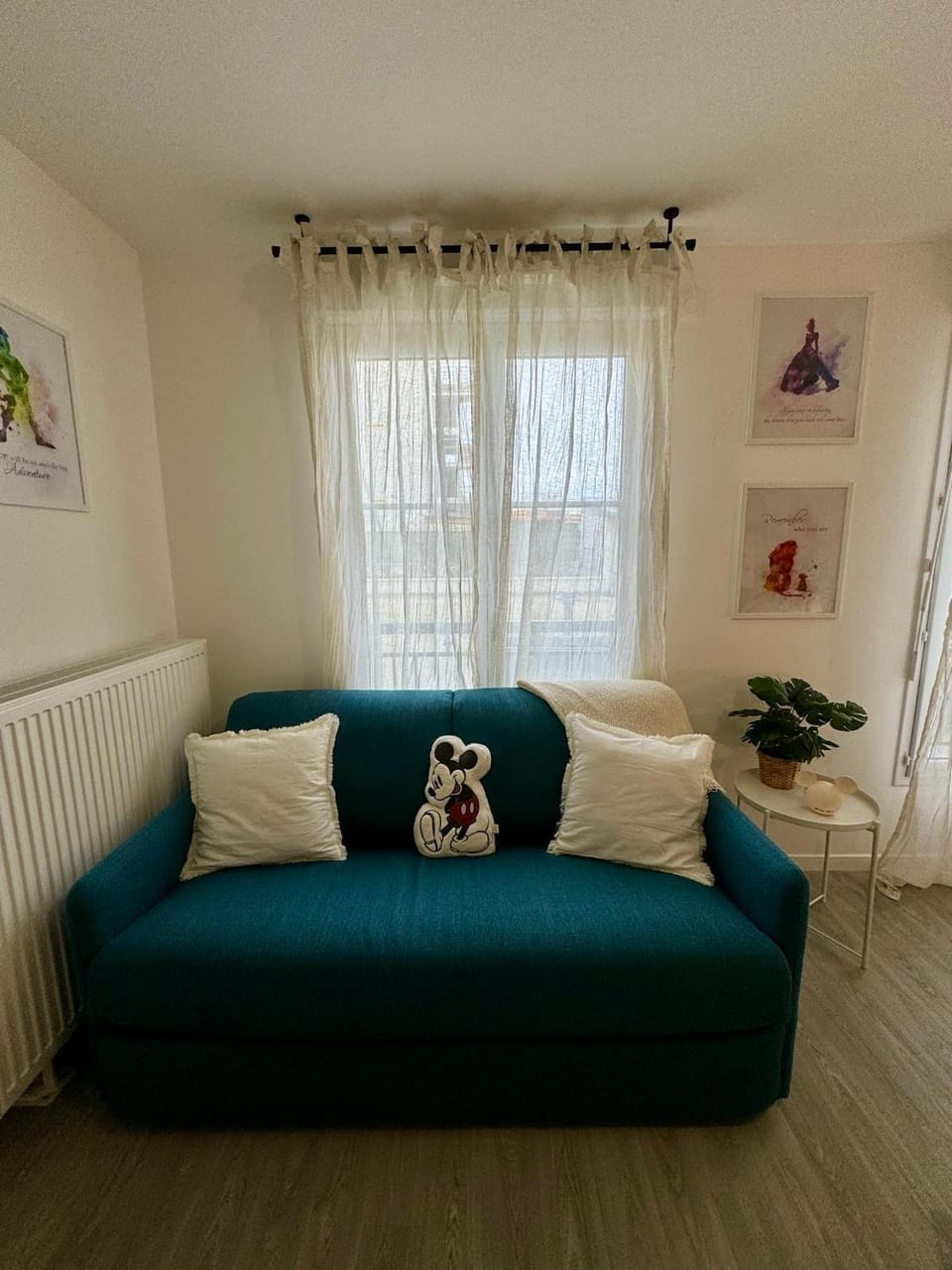 Bed, Living room