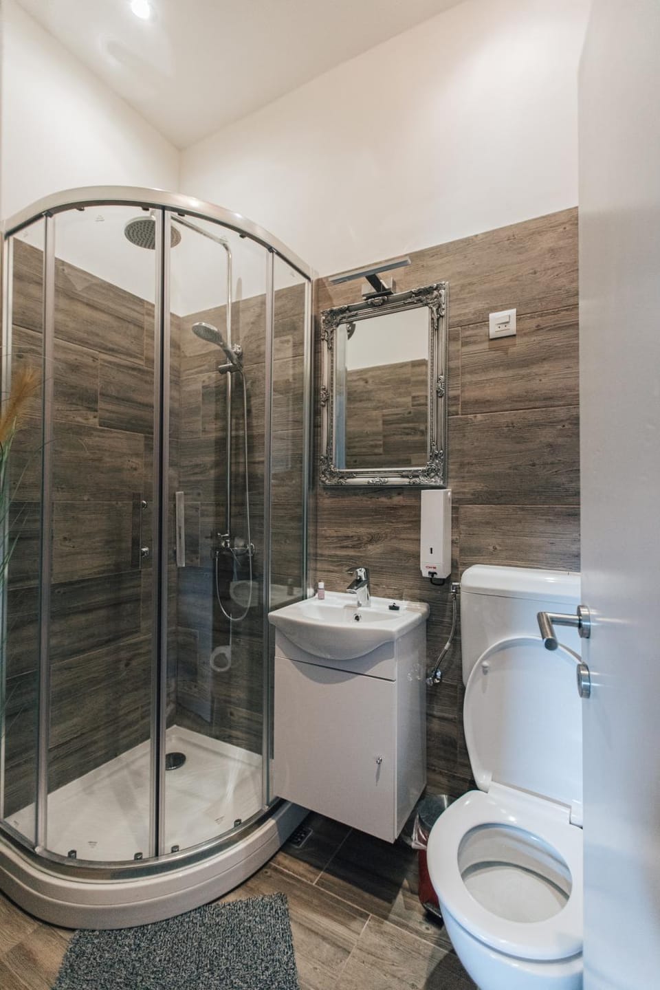Shower, Toilet, Bathroom, towels