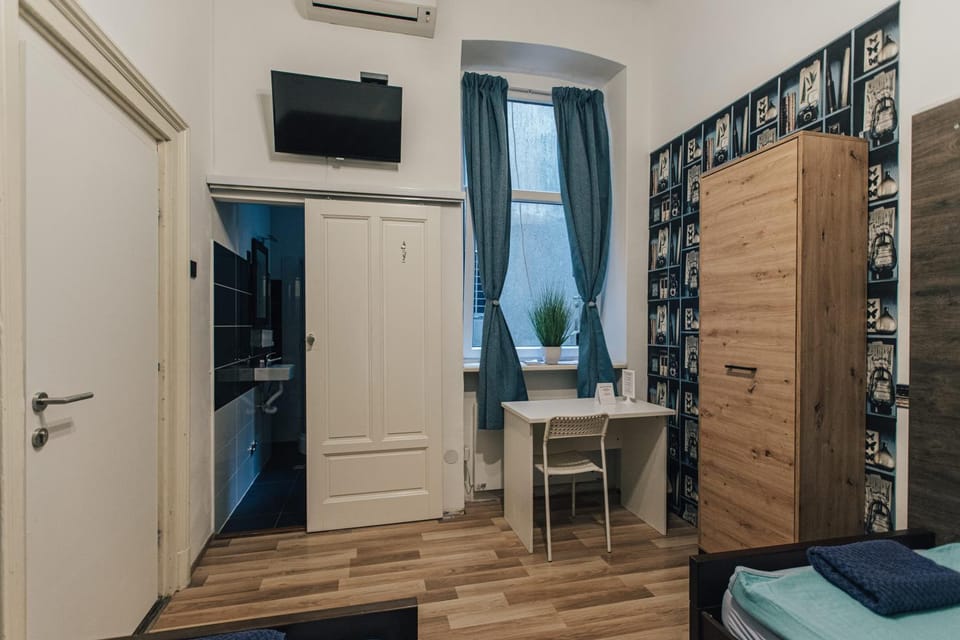 TV and multimedia, Seating area, Bedroom, towels, air conditioner