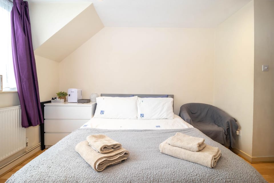 Bed, Photo of the whole room, Bedroom, towels
