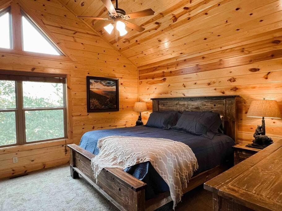 Bed, Photo of the whole room, fireplace