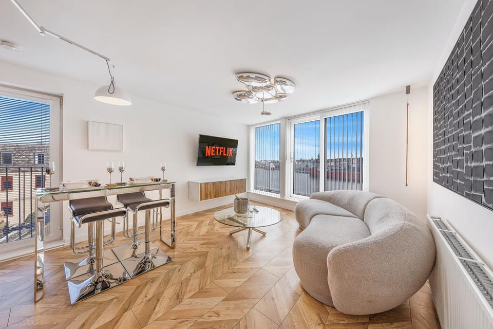 TV and multimedia, View (from property/room), Living room, Seating area, Dining area, City view