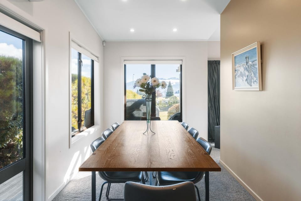 BBQ facilities, Seating area, Dining area, Mountain view, heating, air conditioner