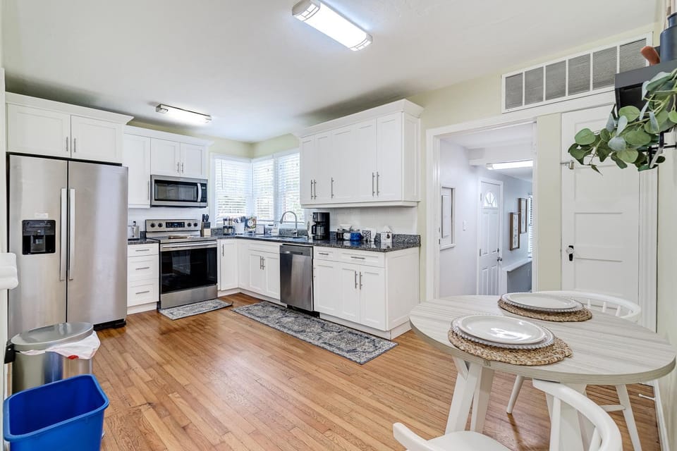 Kitchen or kitchenette, Dining area, dishwasher, minibar, oven, pet friendly, stove, toaster