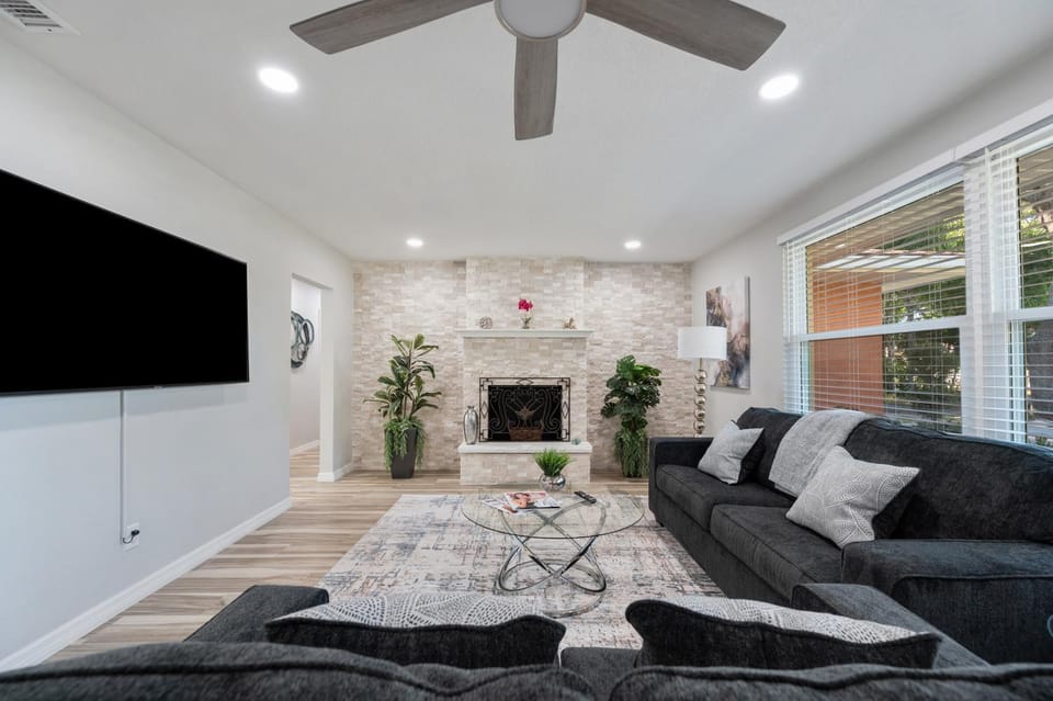 Communal lounge/ TV room, TV and multimedia, Living room, Seating area, fireplace