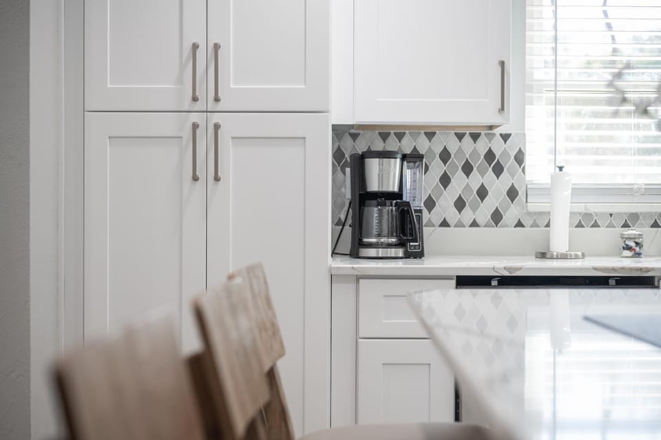 Coffee/tea facilities, Kitchen or kitchenette, stove