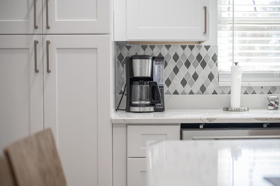 Coffee/tea facilities, Kitchen or kitchenette, stove