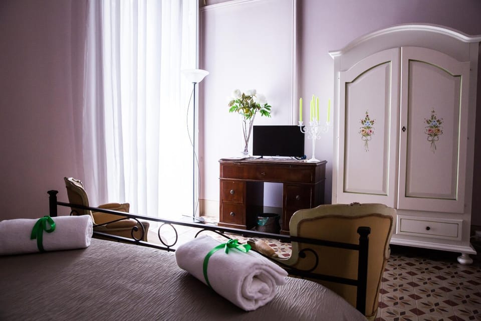 TV and multimedia, Photo of the whole room, Decorative detail, Bedroom