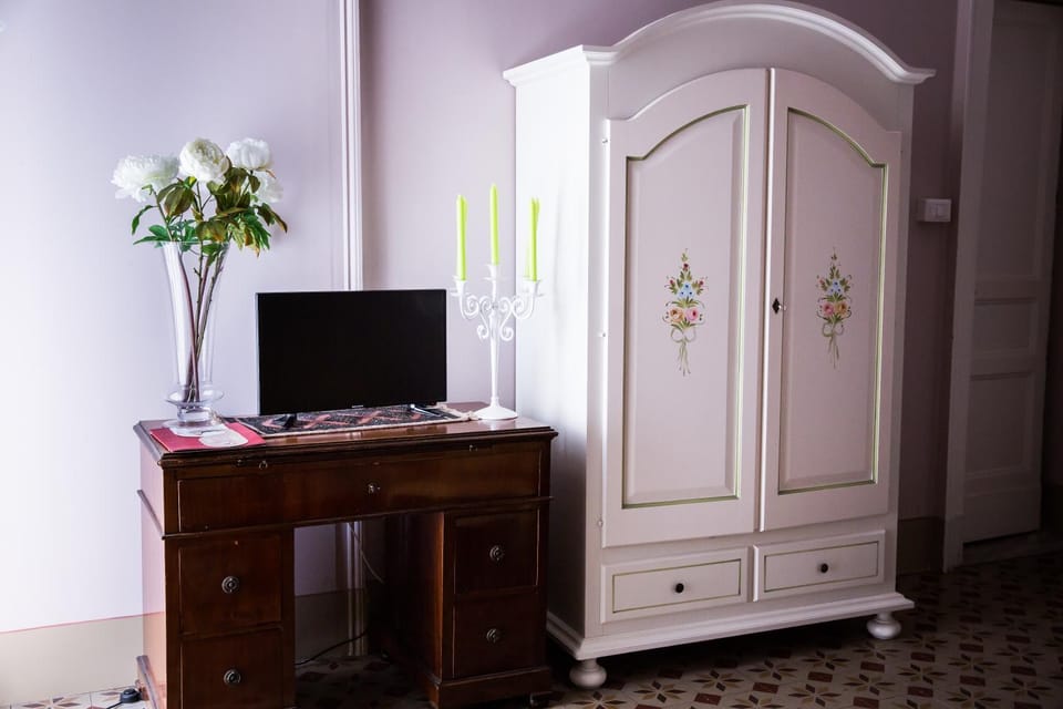 Photo of the whole room, Decorative detail, Bedroom