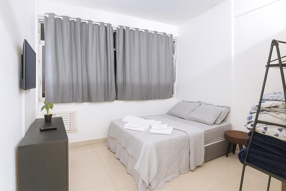 Bed, TV and multimedia, Photo of the whole room, Bedroom, towels