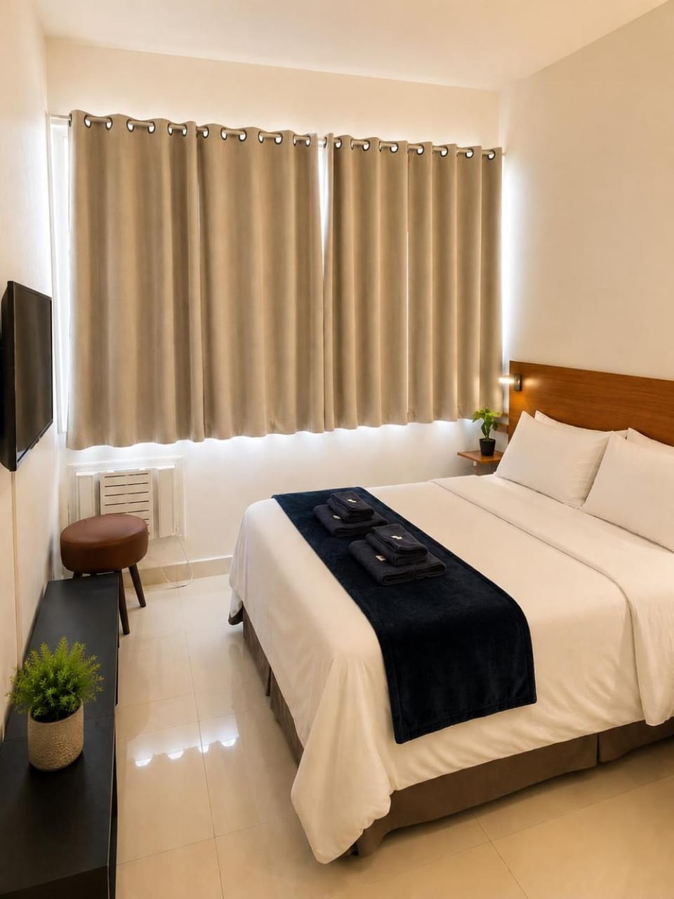 Bed, TV and multimedia, Bedroom