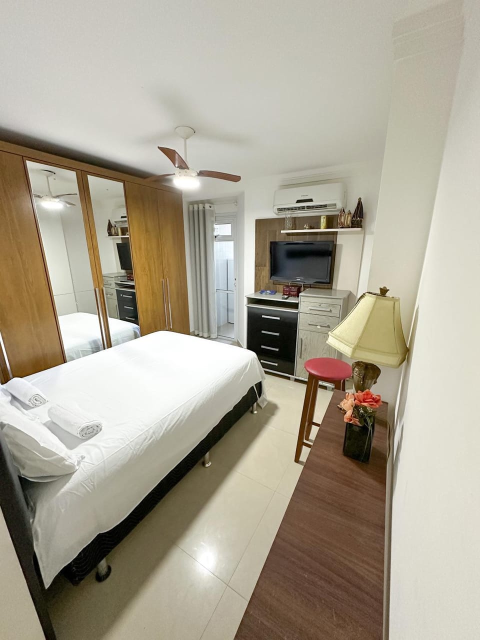 Bed, TV and multimedia, Photo of the whole room, Bedroom, Area and facilities, towels, wardrobe, air conditioner