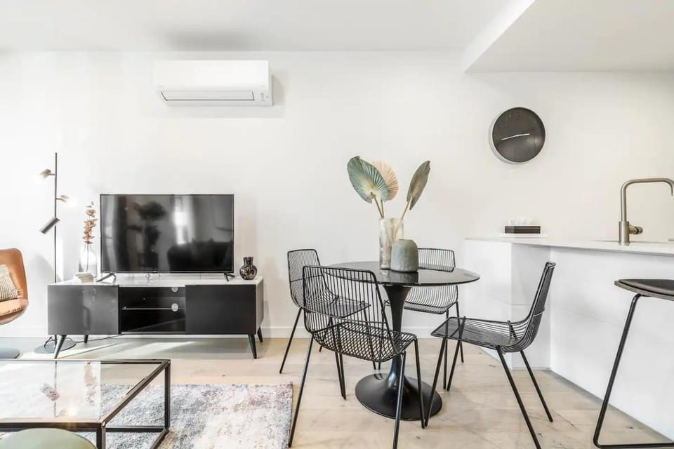 Tranquil Apt Major Hospital Precinct w Parking Apartment in Melbourne