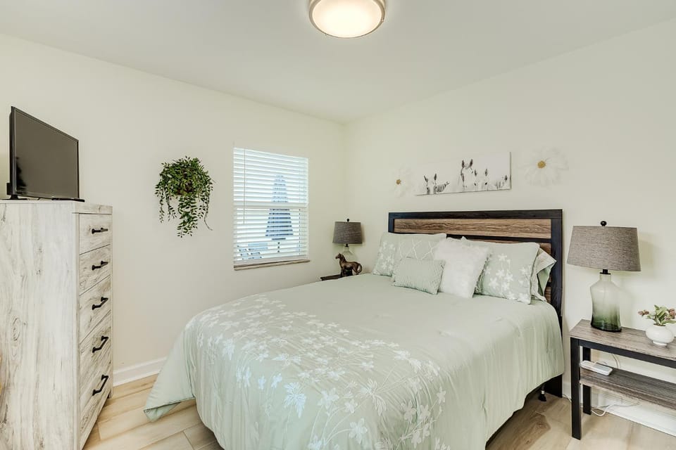 Bed, TV and multimedia, Photo of the whole room, Bedroom