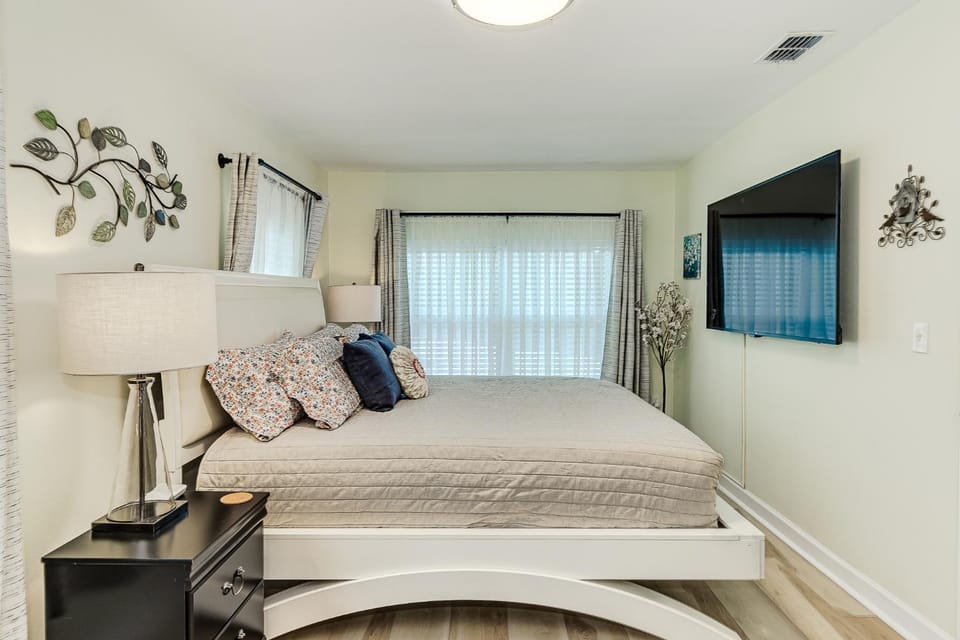 Bed, TV and multimedia, Photo of the whole room, Bedroom