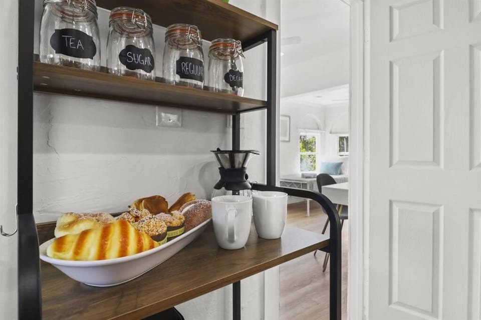 Palm Wave Says - Designers Stay - No Extra Fees Apartment in West Palm Beach