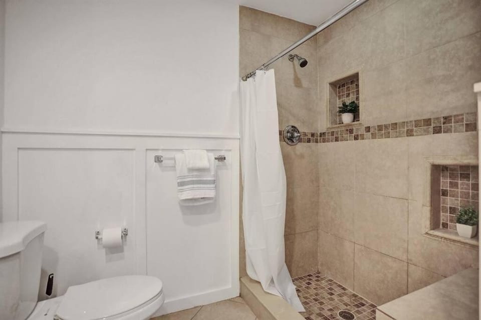 Palm Wave Says - 5 Star - Quiet Area - Stocked Apartment in West Palm Beach