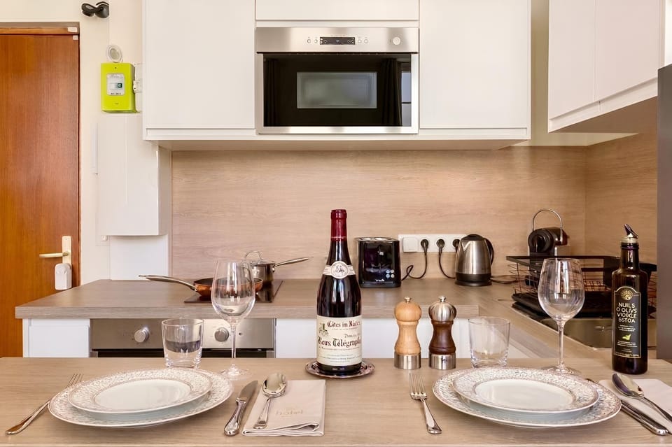 Kitchen or kitchenette, Dining area