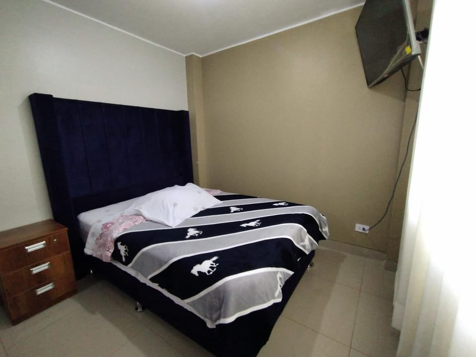 Bed, TV and multimedia, Photo of the whole room, Bedroom