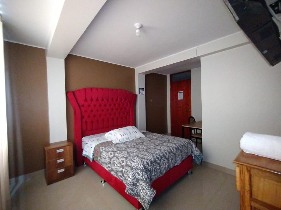 Bed, TV and multimedia, Bedroom
