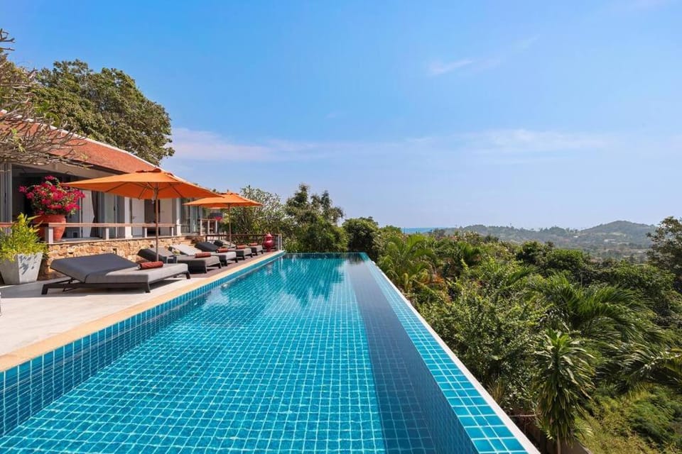 Property building, Day, Natural landscape, Mountain view, Pool view, Swimming pool, Parking, sunbed