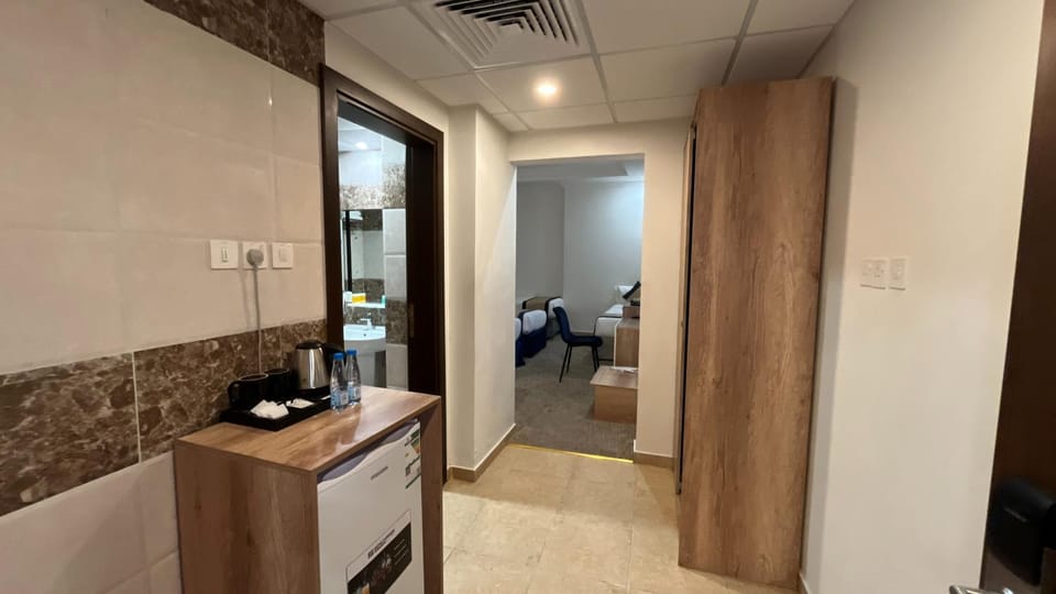 Kitchen or kitchenette, minibar