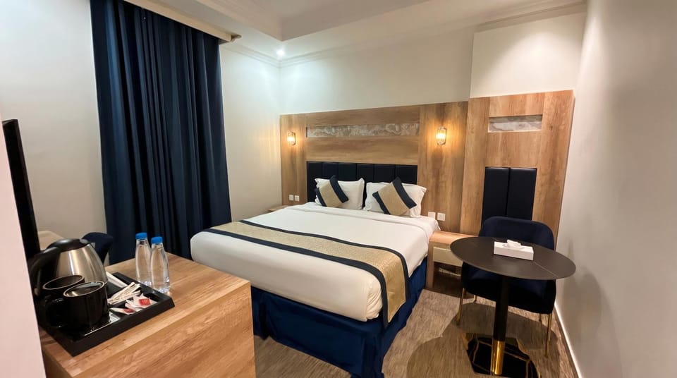 Bed, TV and multimedia, Photo of the whole room, Bedroom, hair dresser