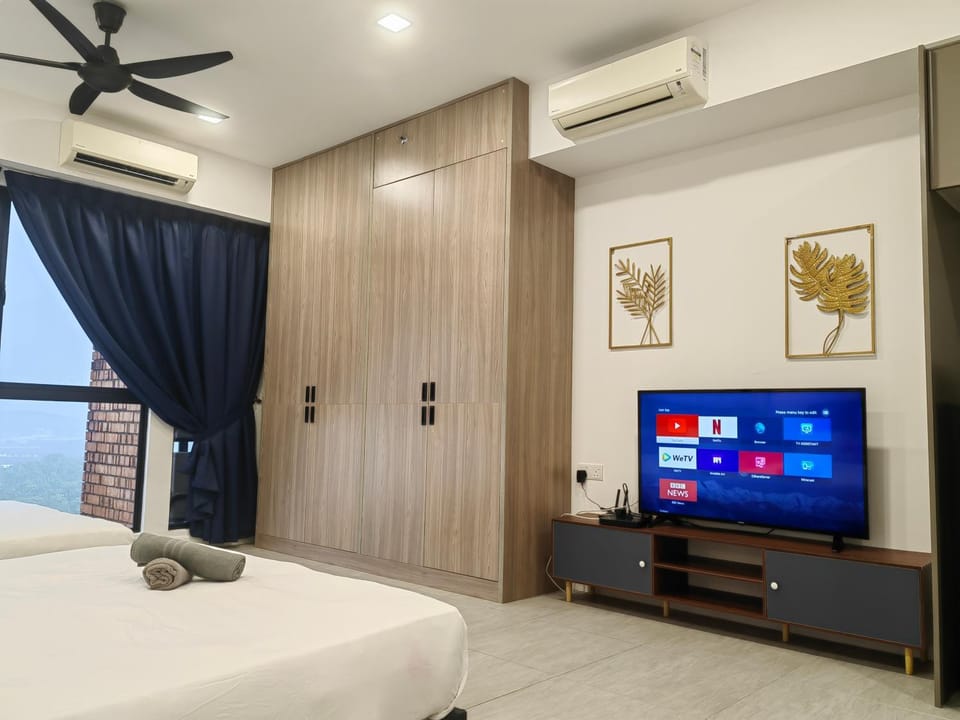 Bed, TV and multimedia, Photo of the whole room, fireplace, air conditioner