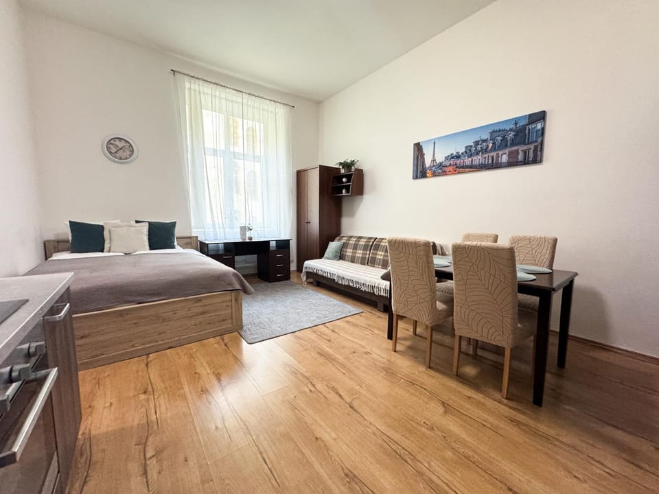 Bed, Photo of the whole room, Seating area, Dining area