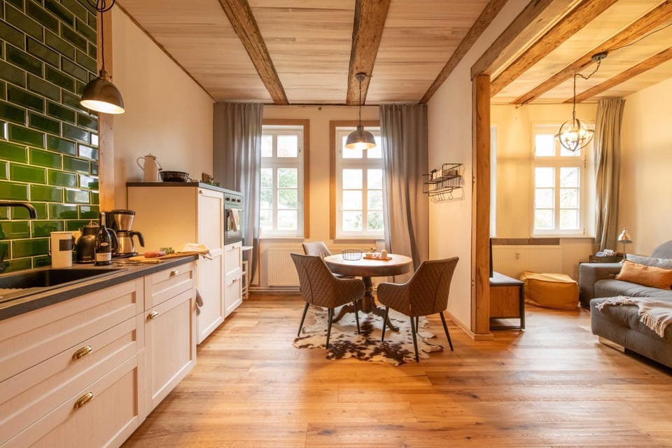 Kitchen or kitchenette, Living room, Seating area, Dining area