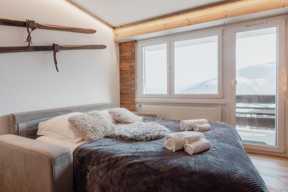 Bed, Living room