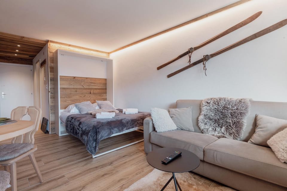 Bed, Living room