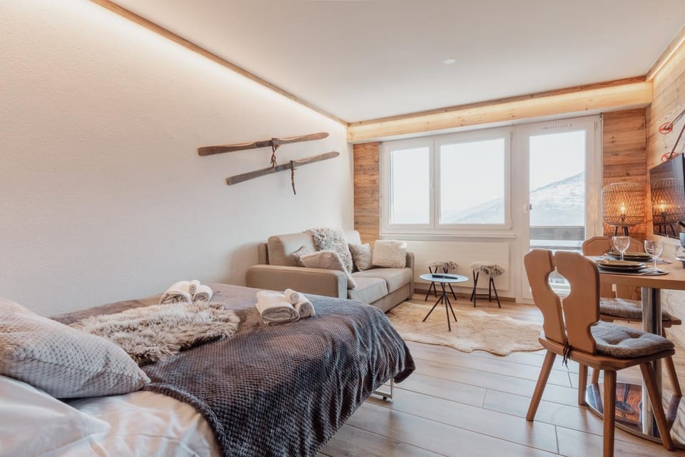Bed, Living room