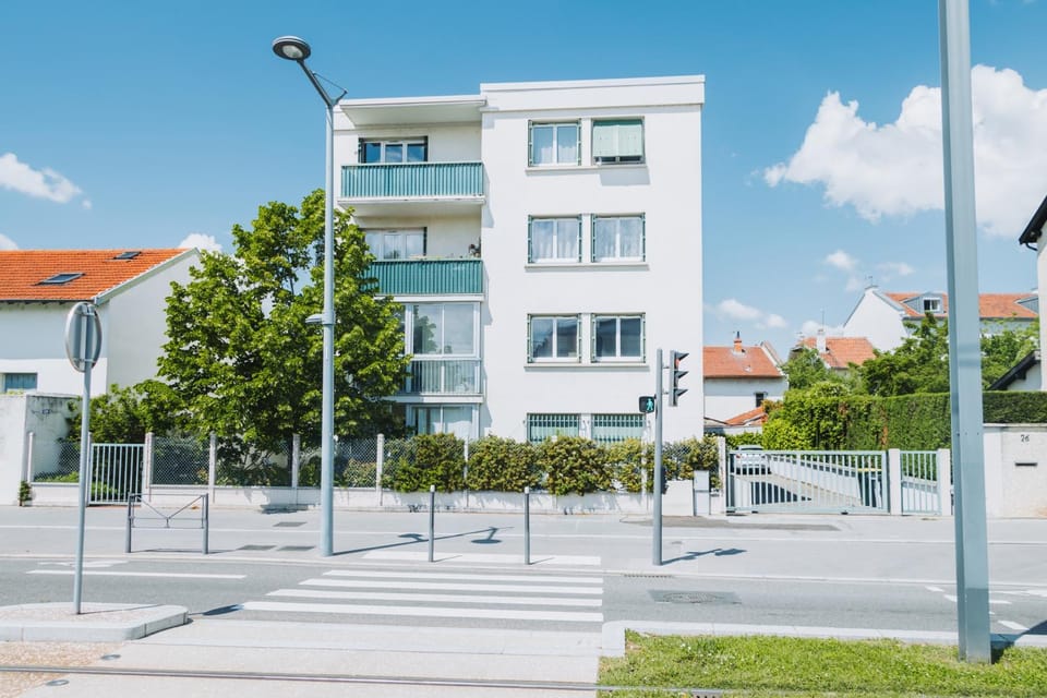 Property building, Neighbourhood, Location