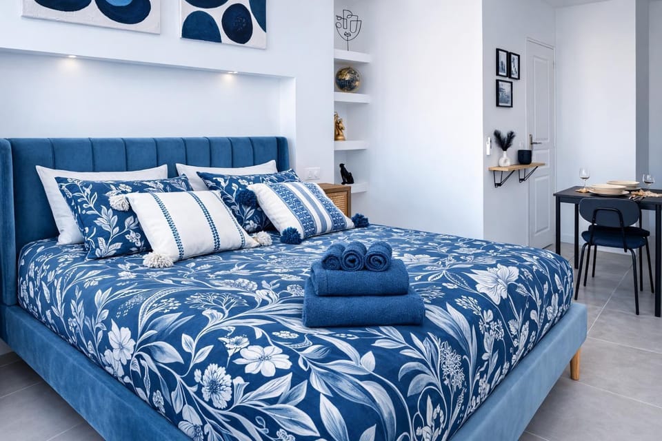 Bed, Photo of the whole room, Bedroom, towels