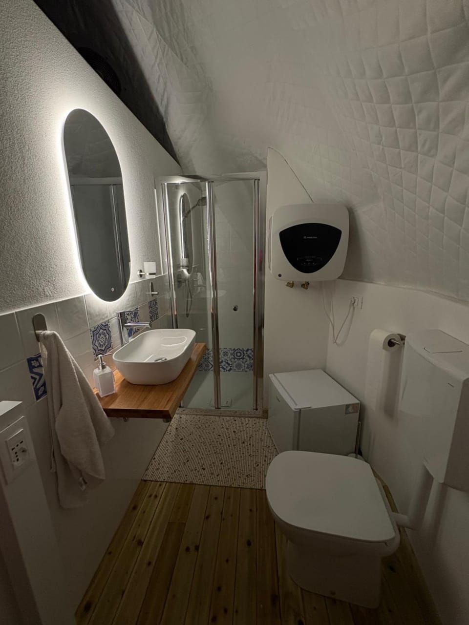 Shower, Toilet, Bathroom, towels