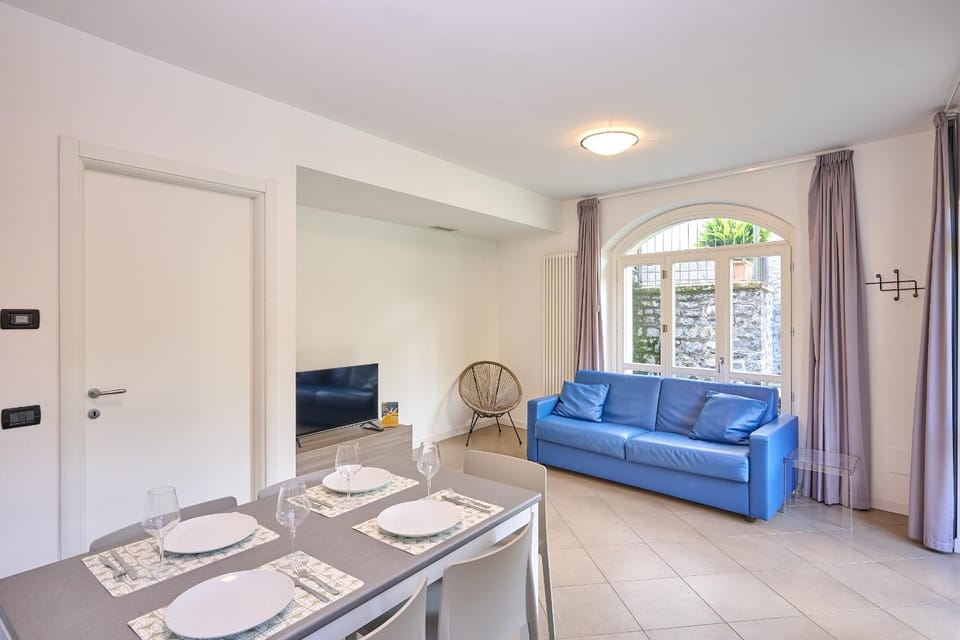 Day, Living room, Seating area