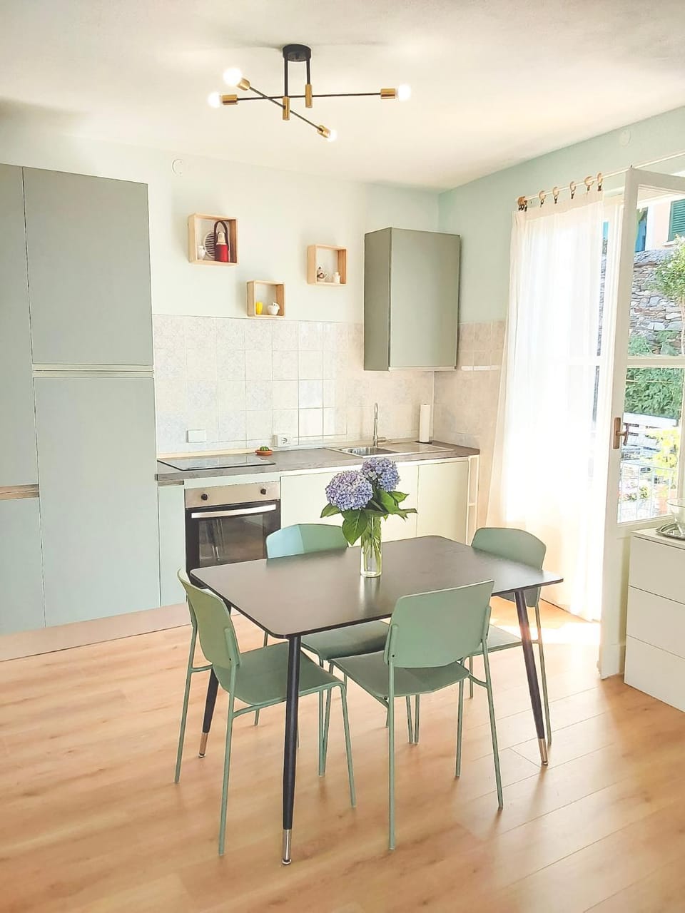 Kitchen or kitchenette, Dining area